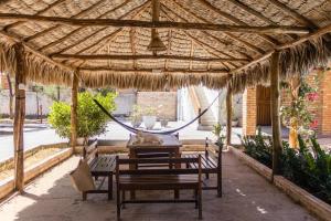 - un hamac dans un pavillon avec une table et des bancs dans l'établissement Pousada Aruna Kite, à Barra Grande