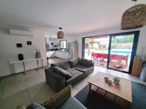 Η κουζίνα ή μικρή κουζίνα στο Maison bois 4 Ch Piscine & Spa proche Contis Océan