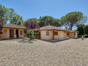 a house with a gravel driveway in front of it at Charmant T2 pour 2 à Barbotan avec Parking et Wifi - FR-1-841-80 in Barbotan-les-Thermes +9 photos