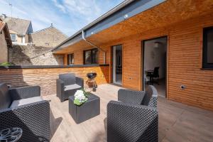Un patio al aire libre con sillas y una mesa y una mesa. en La Terrasse - Wifi - Parking - Clim, en Laval