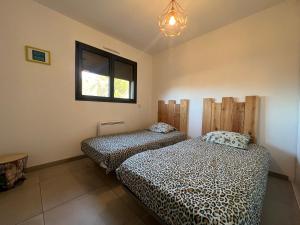 Ένα ή περισσότερα κρεβάτια σε δωμάτιο στο Maison bois 4 Ch Piscine & Spa proche Contis Océan