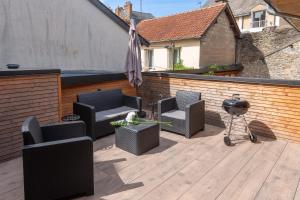un patio con sillas y una parrilla en una terraza de madera en La Terrasse - Wifi - Parking - Clim, en Laval 20 fotos más