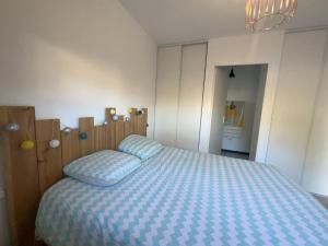 Ένα ή περισσότερα κρεβάτια σε δωμάτιο στο Maison bois 4 Ch Piscine & Spa proche Contis Océan +3 φωτογραφίες