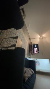 Una sala de estar con un sofá azul y un televisor. en شقه سمو غرفتين وصاله واسعه, en ‘Ayn al ‘Uqaylī 3 fotos más