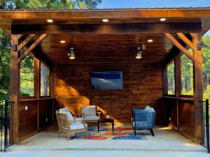 Φωτογραφία από το άλμπουμ του Spacious 5BR with Pond - Hot Tub - Games - Sleeps 19 σε Broken Bow