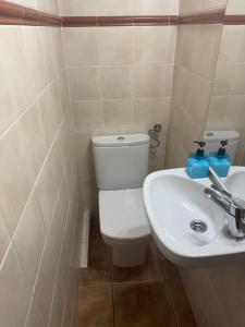 Et badeværelse på Port Serrallo Apartament