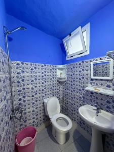 シェフシャウエンにあるDar Alamiの青いバスルーム(トイレ、シンク付) +23枚の写真