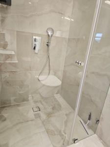 ein Badezimmer mit Dusche mit Glastür in der Unterkunft מנות בטבע in Manot + 16 Fotos