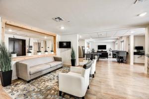 Μια τηλεόραση ή/και κέντρο ψυχαγωγίας στο Spectacular 1bd1bth Apt At The Rim I Gym