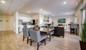 Η κουζίνα ή μικρή κουζίνα στο Wonderful 1 Bd Apt At The Rim I Free Parking