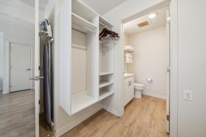 Ένα μπάνιο στο Wonderful 1 Bd Apt At The Rim I Free Parking +15 φωτογραφίες