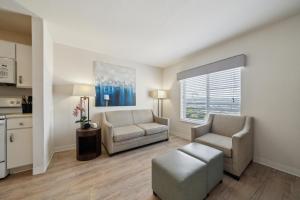 Una sala de estar con dos sillas y un sofá. en Properties By Preston I 1bd1bth I Pool I Gym, en San Antonio