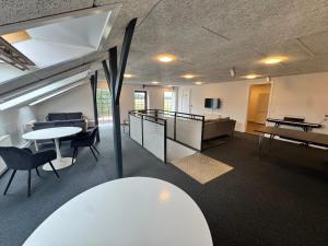 ein Besprechungsraum mit einem Tisch und Stühlen und einem Tisch und einer Tischplatte in der Unterkunft Vognstrupgaard in Silkeborg