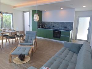 Una sala de estar con un sofá y un comedor. en Quinta do Munot, en Raposeira do Logarinho 37 fotos más