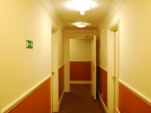 Ein Etagenbett oder Etagenbetten in einem Zimmer der Unterkunft Hillingdon Lodge