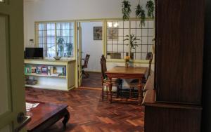 Una sala de estar con una mesa y un comedor. en Bie Beno, en Groninga