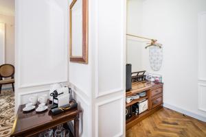 a hallway with a door leading into a room with a kitchen at Househost Apt: Starowiślna 75/3/1 in Krakow