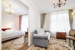 a hotel room with a bed and a chair at Househost Apt: Starowiślna 75/3/1 in Krakow
