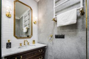 a bathroom with a sink and a mirror at Househost Apt: Starowiślna 75/3/1 in Krakow