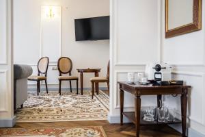 a living room with chairs and a table and a tv at Househost Apt: Starowiślna 75/3/1 in Krakow