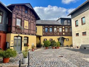 a cobblestone street in front of a building at Ferienwohnung im Zentrum von Sonneberg in Sonneberg