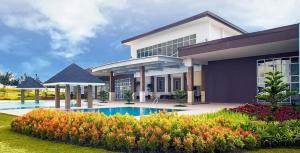 ein Haus mit einem Swimmingpool davor in der Unterkunft 2BR Penthouse SMDC Wind Residences Tagaytay in Kaybagal