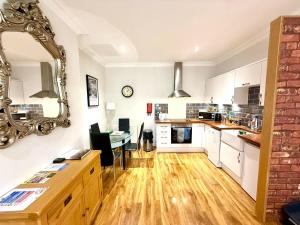 Nhà bếp/bếp nhỏ tại Historic Mews House 2BR in Edinburgh City Centre