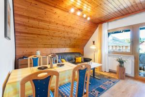 ein Esszimmer mit einer Holzdecke sowie einem Tisch und Stühlen in der Unterkunft Haus Barbara in Außertal