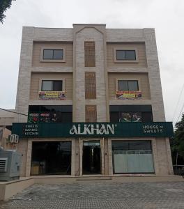 Un edificio con un cartel de Akhtar delante. en Family Guest House Rooms For Rent, en Lahore