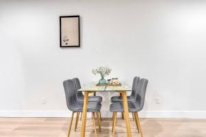 Afbeelding uit fotogalerij van New BuiltSpacious Suite BsmtGamesNetflix in Edmonton +32 foto's