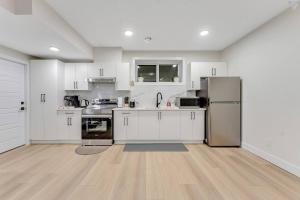 Afbeelding uit fotogalerij van New BuiltSpacious Suite BsmtGamesNetflix in Edmonton