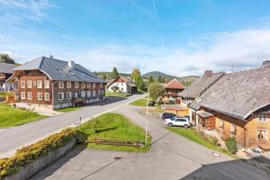 eine Luftansicht einer Stadt mit Häusern und einer Straße in der Unterkunft Haus Barbara in Außertal