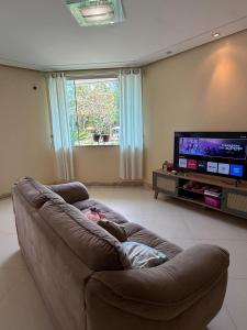 Μια τηλεόραση ή/και κέντρο ψυχαγωγίας στο Luxury Residence for Rent for COP30 - Villa Firenze