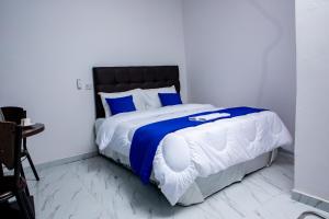 En eller flere senge i et værelse på Salama Blue Lodge