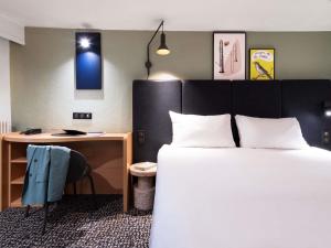 - une chambre avec un lit, un bureau, un lit et une sidx dans l'établissement ibis Paris Grands Boulevards Opéra 9e, à Paris