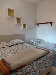 two twin beds in a room withthritisthritisthritisthritisthritisthritisthritisthritisthritis at hostel da Eide - Inhotim in Brumadinho +31 photos