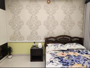 Ένα ή περισσότερα κρεβάτια σε δωμάτιο στο 3 AC BHK Furnished Apartment for Rent in Mohakhali DOHS Khonikaloy 1