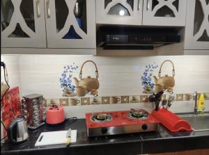 Η κουζίνα ή μικρή κουζίνα στο 3 AC BHK Furnished Apartment for Rent in Mohakhali DOHS Khonikaloy 1