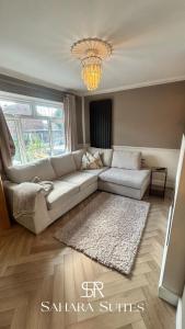 a living room with a couch and a rug at Stylish 2Bedroom - Sleeps 4 - Contractors & Families - Parking in Hyde