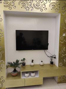 Μια τηλεόραση ή/και κέντρο ψυχαγωγίας στο 3 AC BHK Furnished Apartment for Rent in Mohakhali DOHS Khonikaloy 1