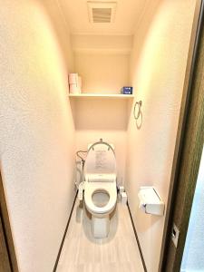ein kleines Bad mit WC in einer Kabine in der Unterkunft Nagoya Station is nearby, convenient for shopping in Nagoya + 4 Fotos