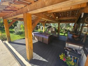 an overhead view of a patio with a pool table at Au Bonheur et Liberté in Meyrargues