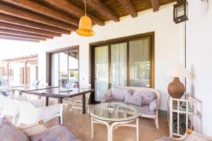 een woonkamer met een glazen tafel en stoelen bij La Quinta Heights -6 Bed Villa-private Pool in San Miguel de Abona