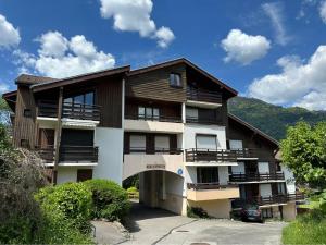 ein Mehrfamilienhaus mit vielen Balkonen in der Unterkunft Duplex confortable avec balcon au cœur de Morillon Village - FR-1-642-39 in Morillon + 11 Fotos