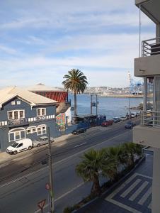 a view of a street with a city and the ocean at Borde Costero in Valparaíso