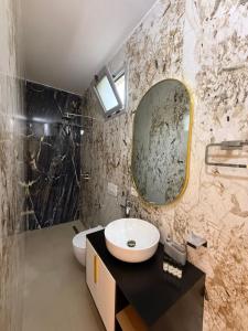 ヒマラにあるJofri Roomsの洗面台と鏡のあるバスルーム +21枚の写真