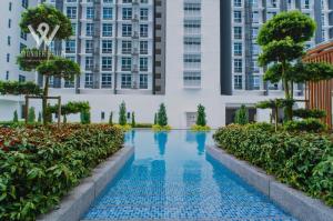 une piscine en face de grands bâtiments dans l'établissement 6pax Family-Friendly 3BR Stay in Kajang, à Kajang