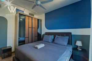 - une chambre bleue avec un lit et un ventilateur de plafond dans l'établissement 6pax Family-Friendly 3BR Stay in Kajang, à Kajang 36 autres photos
