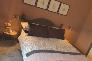 Postel nebo postele na pokoji v ubytování Llangollen 1-Bed Cottage Sleeps 2 with Parking