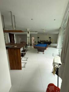 uma ampla sala de estar com mesa de bilhar e mesas em relex banglo em Semenyih